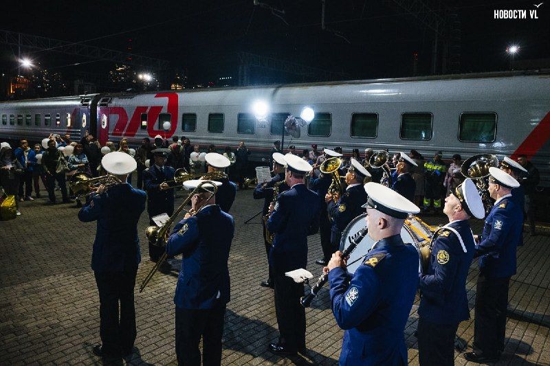 Фирменный поезд «Россия» в день своего 60-летия отправился из Владивостока в Москву под звуки живого оркестра — Новости VL.ru | Владивосток