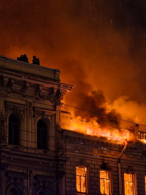 В Питере у Исаакиевского собора сгорел дотла особняк Миллера ХIХ века. — ВОСТОК-МЕДИА | Владивосток и ДФО