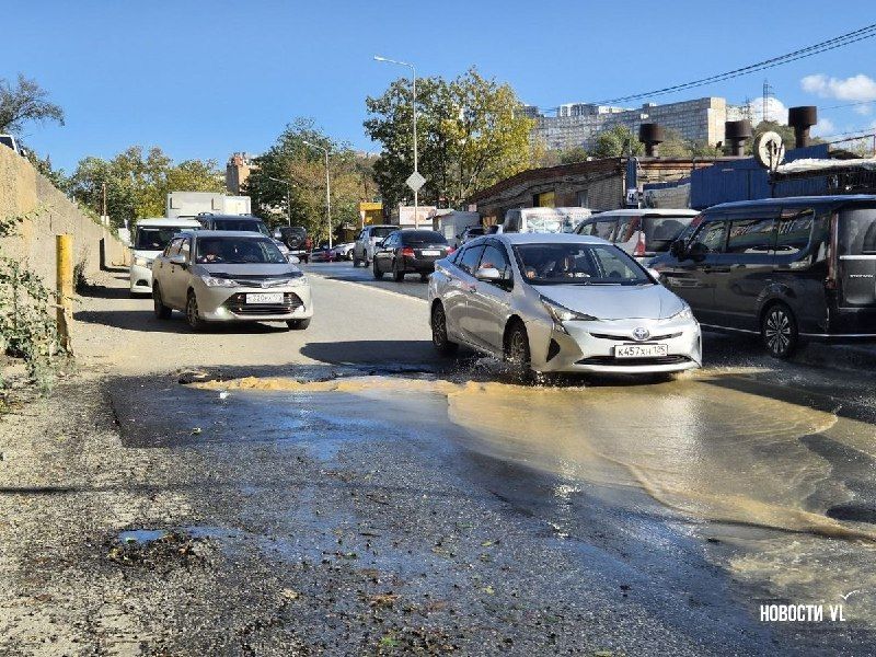 Улицу Снеговую во Владивостоке второй день топит вода из ливневой канализации — Новости VL.ru | Владивосток