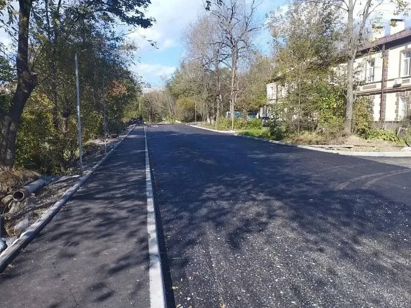 Во Владивостоке асфальтируют дорогу рядом с парком Минного городка. — Администрация Владивостока
