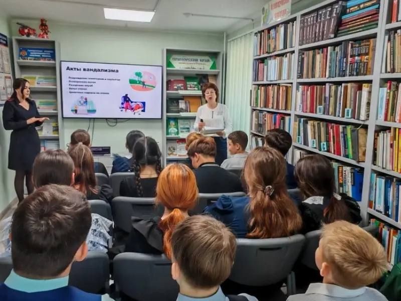 В Приморском крае полицейские рассказали школьникам о важности уважительного отношения к культурному наследию