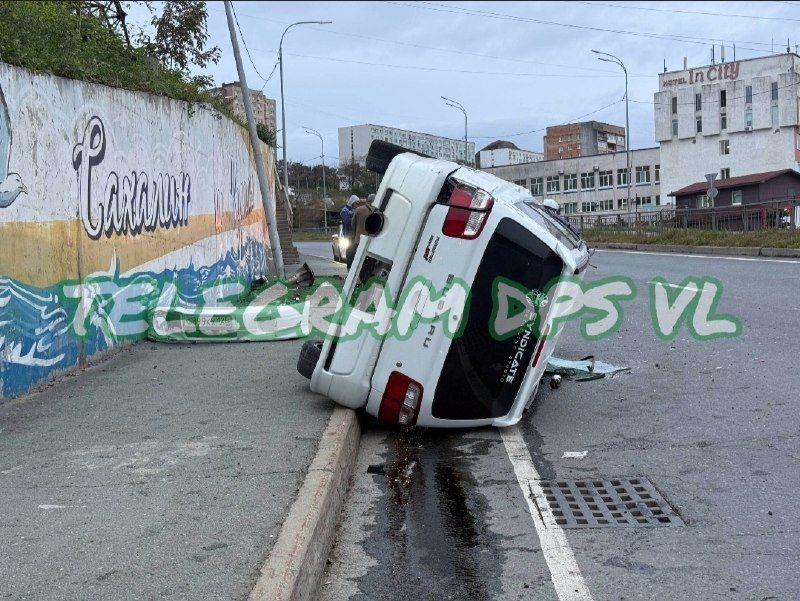 Во Владивостоке Subaru загадочно размотался в одиночку: снёс столб и перевернулся.