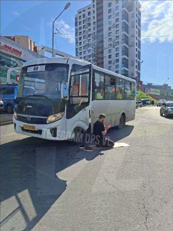Во Владивостоке, водитель маршрутного автобуса №68 прервал маршрут, покинул транспорт и начал молиться посреди дороги.