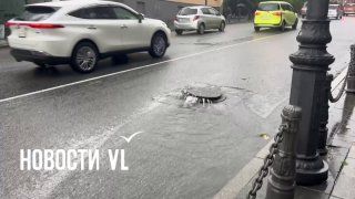 После дождя на Комарова вода вырывается из ливнёвки.