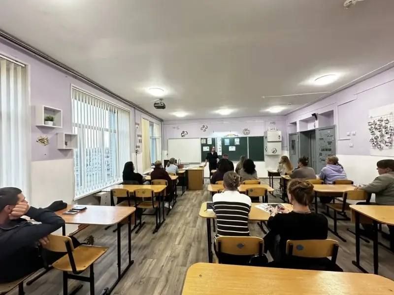 В Чугуевском округе Приморья прошло общешкольное собрание: полицейские и родители обсудили профилактику правонарушений — Полиция Приморья