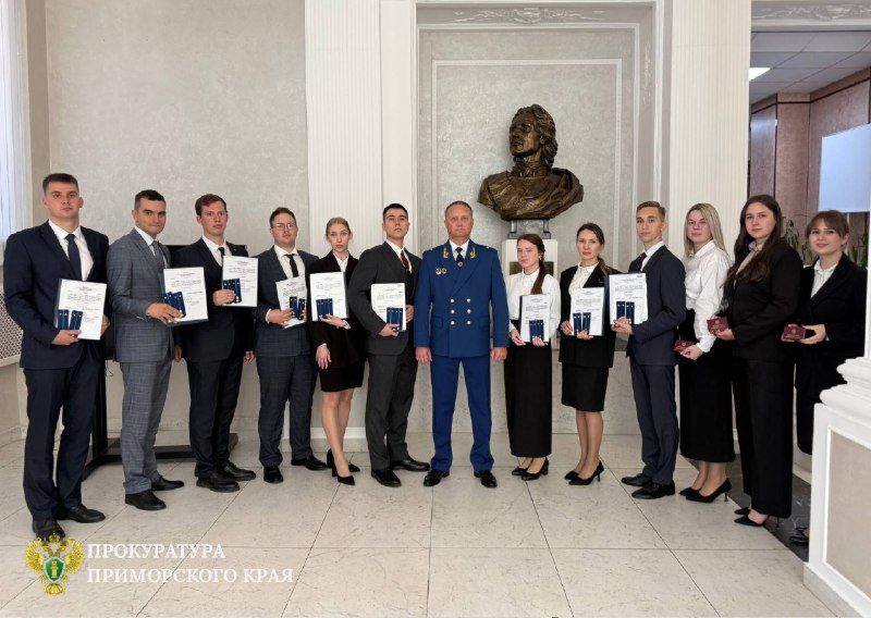 Прокурор Приморья Михаил Филичев вручил молодым специалистам первые прокурорские погоны