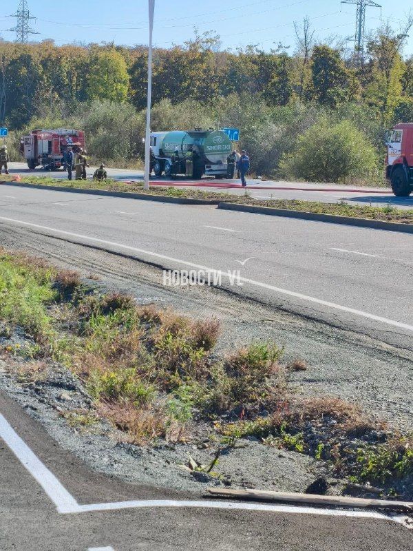 На Русском в районе ЖСК «Остров» загорелся бензовоз. Движение в сторону океанариума перекрыли.