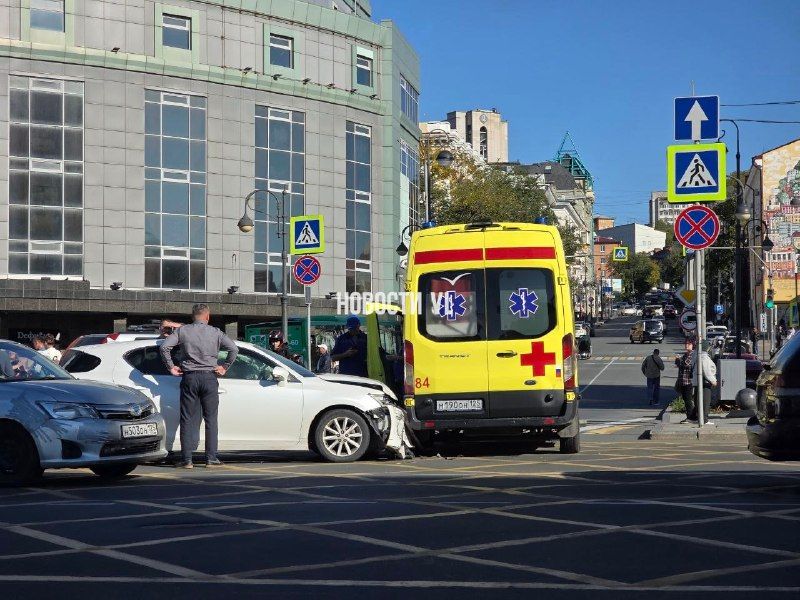 На Семёновской легковушка въехала в машину скорой помощи, которая двигалась прям со стороны «Динамо» в сторону