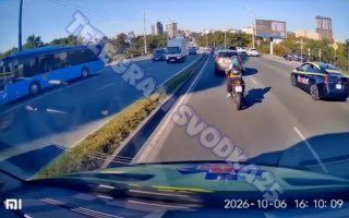 Во Владивостоке мотоциклист несколько минут не пропускал карету скорой помощи, которой надо было срочно ехать — Svodka25 l Новости Приморья и Владивостока