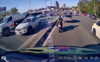 Мотоциклист несколько минут не пропускал скорую во Владивостоке