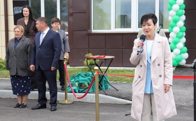 Ключи от новых квартир вручили детям-сиротам в Черниговке