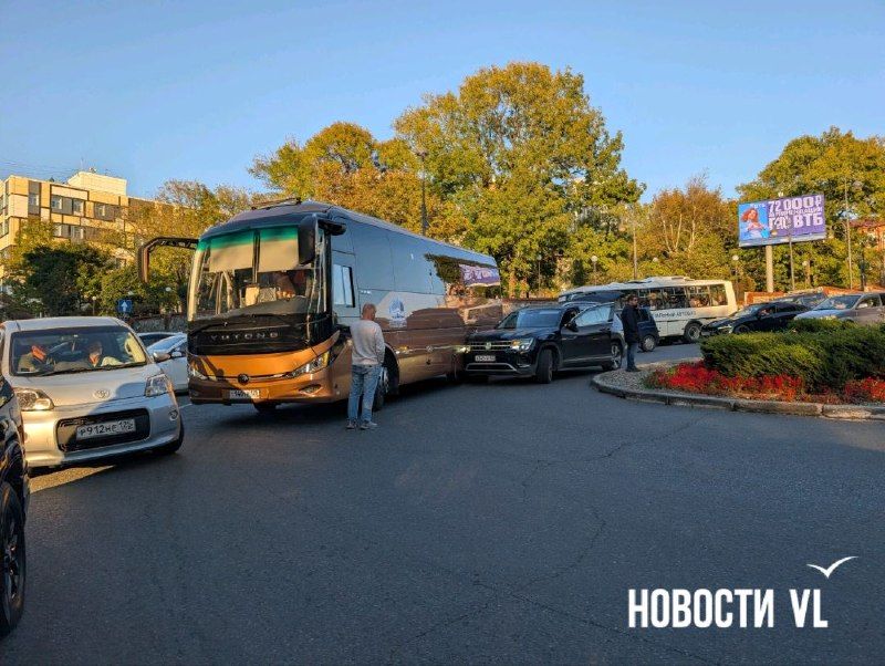На кольце Суханова столкнулись автобус и Volkswagen Teramont.