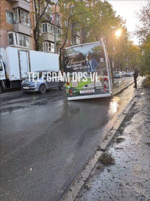 Автобус угодил в яму на улице Борисенко во Владивостоке — PrimaMedia.Приморье