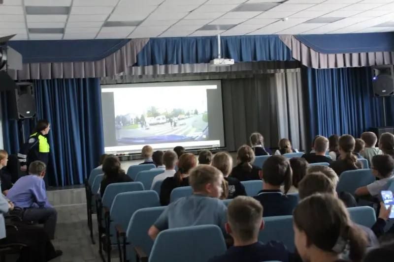 В Черниговском округе Приморья Госавтоинспекторы провели беседу с детьми о правилах безопасности на дорогах — Полиция Приморья