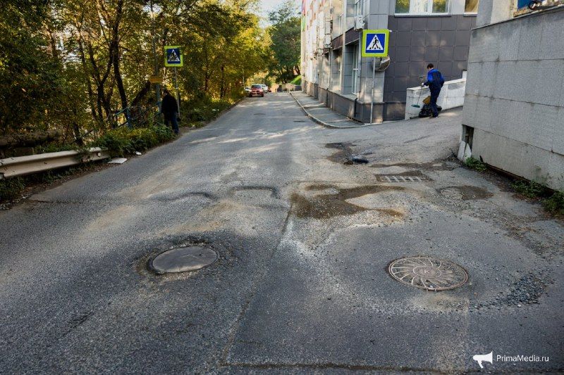 Не дорога, а полоса препятствий: водители лавируют между ямами на Володарского — PrimaMedia.Приморье