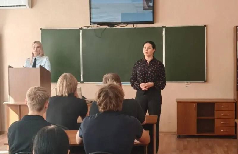 В Уссурийске Приморского края будущим студентам-правоведам рассказали о службе в полиции — Полиция Приморья