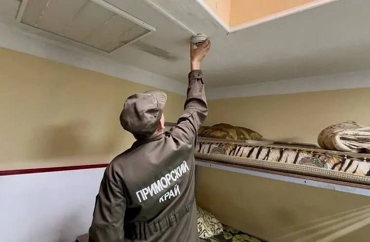 Более 2,7 тысячи датчиков дыма установили в домах семей участников СВО Приморья. — Администрация Владивостока