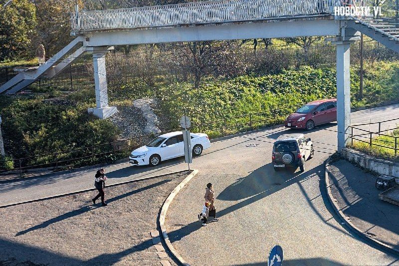 Во Владивостоке ремонт Баляевской развязки временно оставил пешеходов без безопасного прохода, пишет VL.ru. — Дальневосточные Ведомости