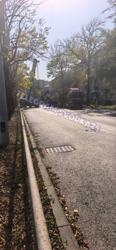 Во Владивостоке перекрыли Спортивную в сторону Луговой — машины едут по рельсам