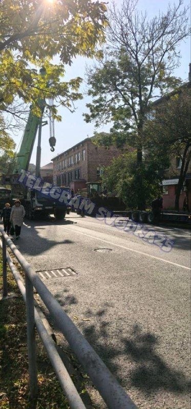 Из-за перекрытия Спортивной во Владивостоке машины едут по рельсам — PrimaMedia.Приморье
