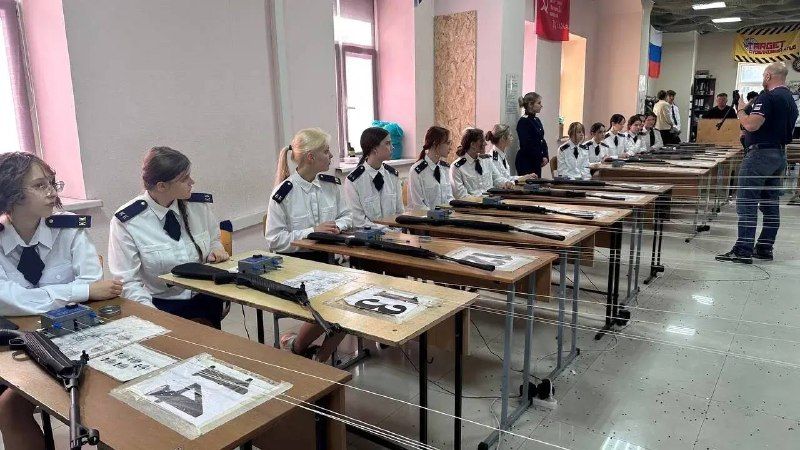 В Находке офицеры СКР Приморья организовали для кадет урок огневой подготовки