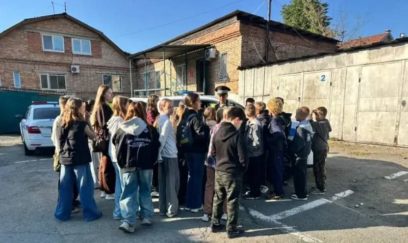 В Артеме Приморского края сотрудники Госавтоинспекции поделились со школьниками рассказами из своей профессиональной — Полиция Приморья
