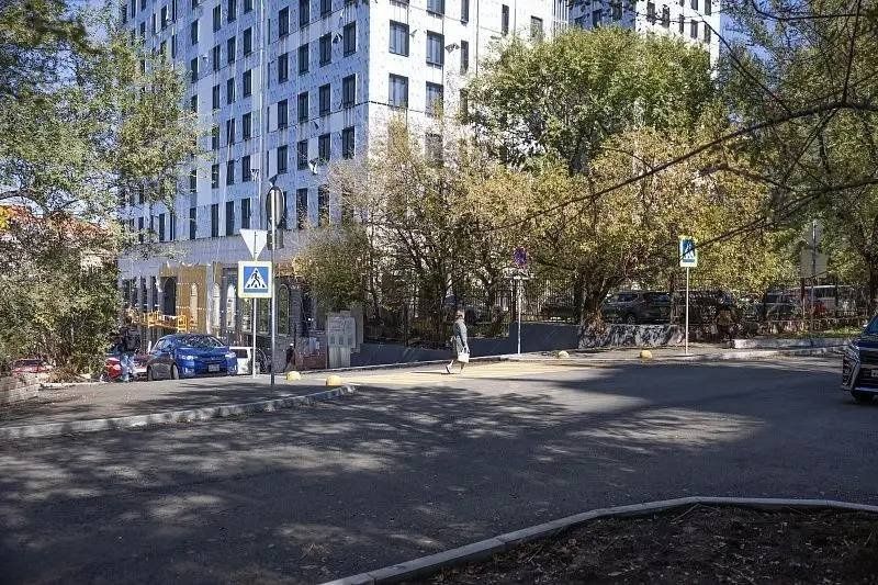 Участок улицы Алеутской с тротуарами и парковками обновили во Владивостоке — PrimaMedia.Приморье