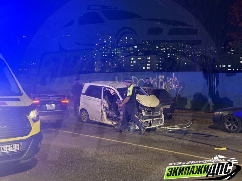 Во Владивостоке в районе улицы Жигура, пожилой водитель малолитражки Honda, не заметил и врезался в припаркованный — DPS VL | Владивосток