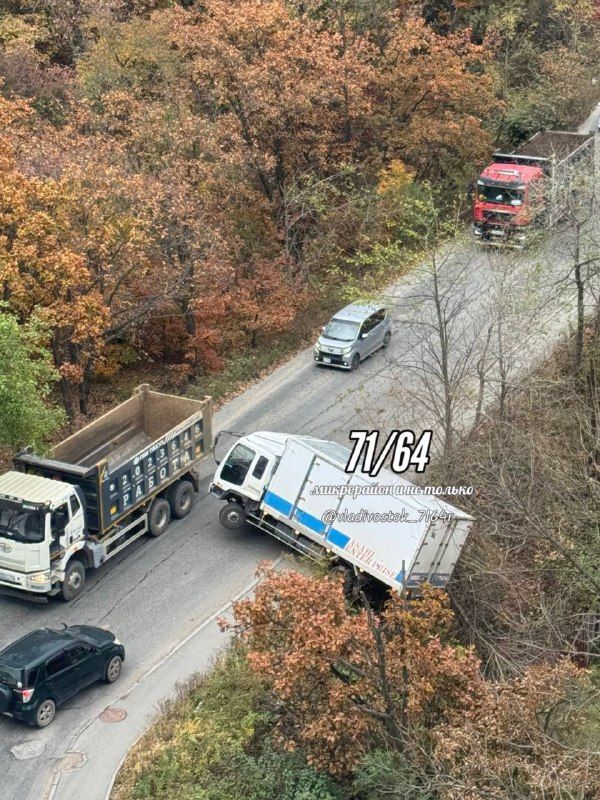 Грузовик съехал в кювет на Расула Гамзатова во Владивостоке — PrimaMedia.Приморье