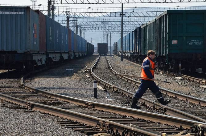 В Приморье пьяный мужчина пытался пролезть под поездом, но не смог, и тот его переехал — Svodka25 l Новости Приморья и Владивостока
