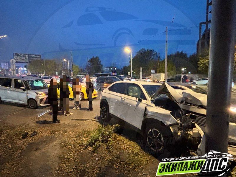 Во Владивостоке в районе Столетия водитель Honda не справился с управлением и устроил массовое ДТП.