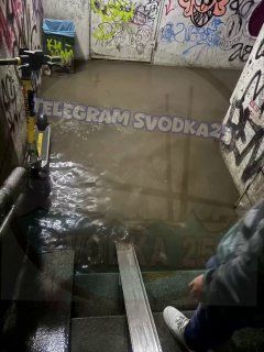 Во Владивостоке на Молодежной подземный переход ушел под воду — люди надевают пакеты — Svodka25 l Новости Приморья и Владивостока