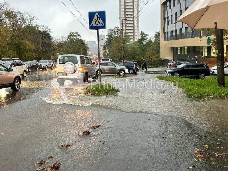 Ливень затопил одну из дорог на улице Русской во Владивостоке — PrimaMedia.Приморье