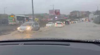 Во Владивостоке дорога в районе стадиона Строитель ушла под воду.