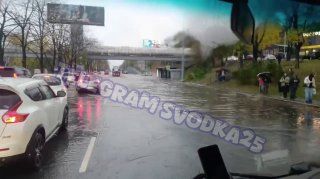 Типичное утро на ключевой улице Владивостока — огромная лужа и водители боятся утонуть — Svodka25 l Новости Приморья и Владивостока