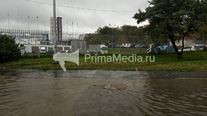 Сильные затопления прямо сейчас наблюдаются возле стадиона "Строитель" — PrimaMedia.Приморье