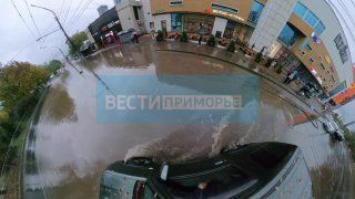 На улице Русской по затопленному участку решаются только на высоких машинах. — Вести Приморье