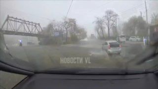Во Владивостоке появилось видео с Шепеткова, где женщину смыло мощным потоком воды — Svodka25 l Новости Приморья и Владивостока