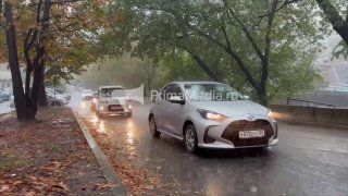 На проспекте Красного Знамени во Владивостоке образовалась бурная река Наша читательница сообщает, что мощный поток — PrimaMedia.Приморье