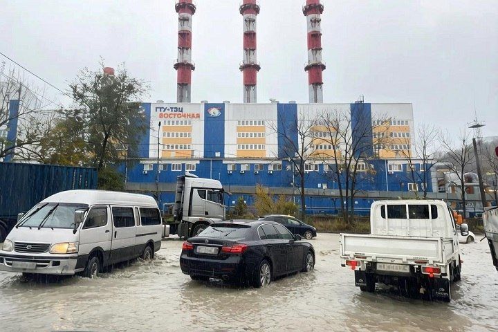 Пустые школы и сбивающие с ног потоки воды: Владивосток ушел под воду после мощного ливня и перешел в режим повышенной — КП - Владивосток