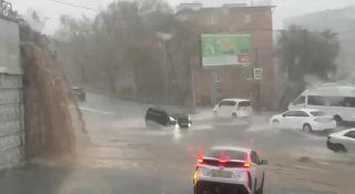 Водопад высотой с двухэтажный дом образовался после ливня на Юмашева во Владивостоке — ВОСТОК-МЕДИА | Владивосток и ДФО