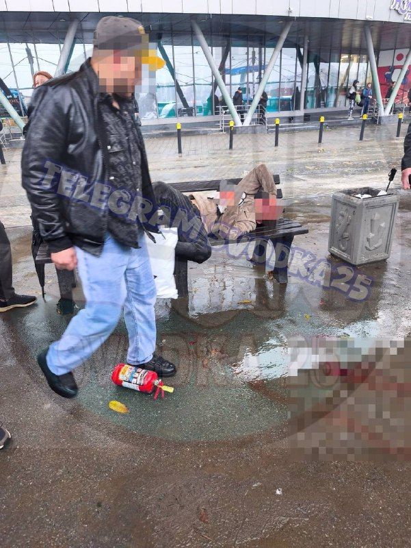 Во Владивостоке на Луговой подростки выбили глаз мужчине — пострадавший истекает кровью на остановке — Svodka25 l Новости Приморья и Владивостока