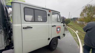 Пожарные министерства по делам ГОЧС Приморья откачивают воду с площади «Луговая» во Владивостоке. — Правительство Приморского края