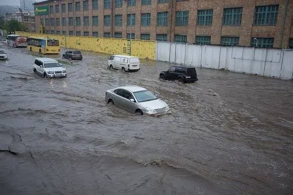 Во Владивостоке за неполный день уже выпала МЕСЯЧНАЯ норма осадков — это привело к масштабным затоплениям — Svodka25 l Новости Приморья и Владивостока