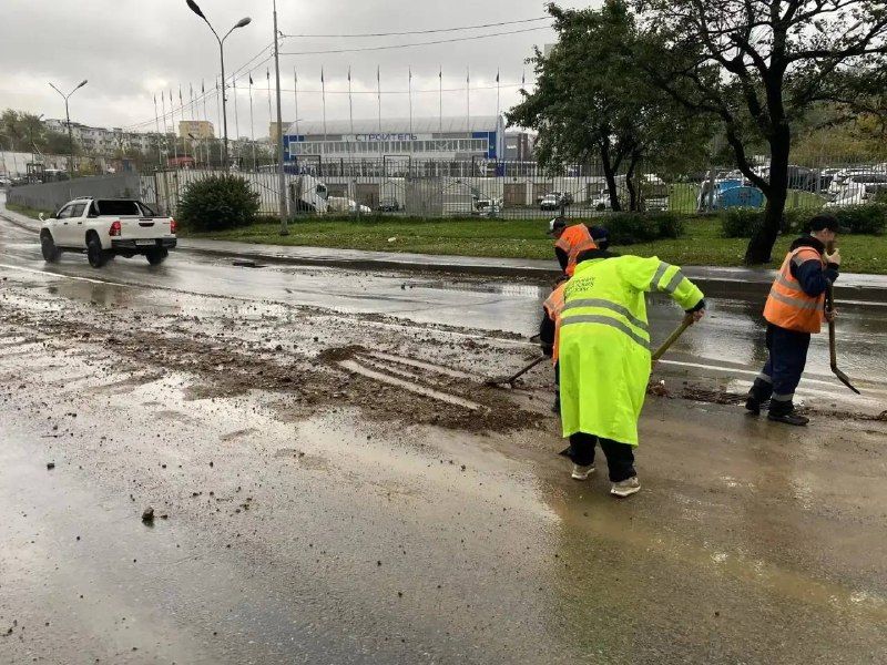 В уборке дорог во Владивостоке сейчас задействовано 97 единиц специализированной техники. — Администрация Владивостока