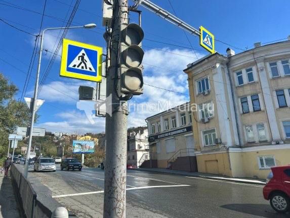 На оживленном перекрестке во Владивостоке отключен светофор — заработает, когда дадут свет — PrimaMedia.Приморье