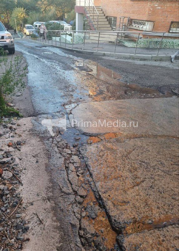 Течь уже два месяца разрушает дорогу во Фрунзенском районе Владивостока — PrimaMedia.Приморье