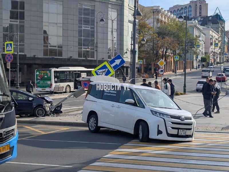 На перекрёстке Семёновской и Алеутской столкнулись Toyota Aqua иToyota Noah. — Новости VL.ru | Владивосток
