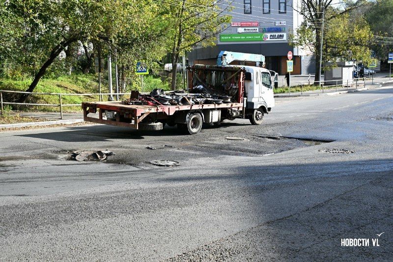 Улицу Калинина второй месяц заливает канализация, размывая дорогу — Новости VL.ru | Владивосток
