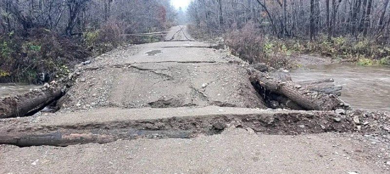 На реке Партизанская разрушился мост, который вёл к Слинкино, в нём также нет электричества — Новости VL.ru | Владивосток